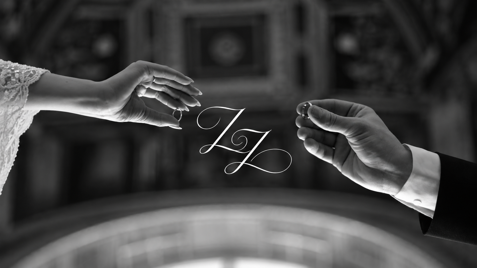 Foto hitam putih cincin pengantin dengan monogram ZZ